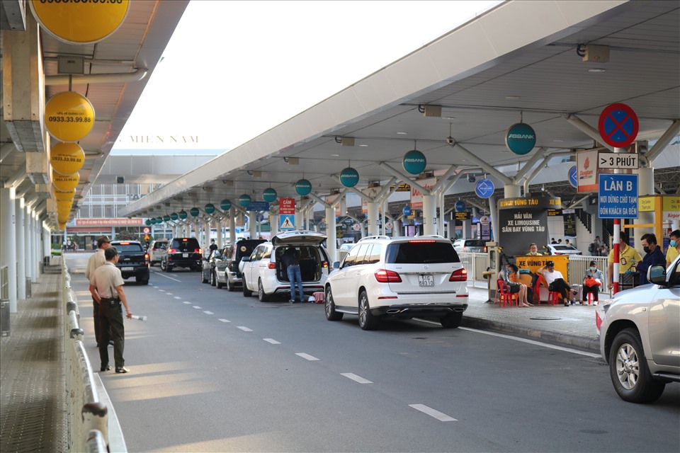 Xe 7 chỗ từ sân bay Tân Sơn Nhất – Đặt ngay để có chuyến đi thư giãn, trọn vẹn!